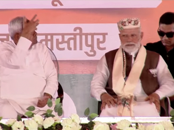 PM मोदी ने अनाउंसर को इशारे में कहा- उन्हें नहीं नीतीश जी को बुलाइए।