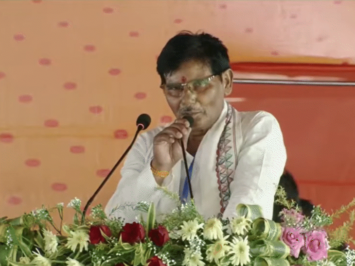 अनाउंसर ने पहले चिराग पासवान को भाषण के लिए बुलाया।