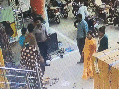 श्रम-विभाग अफसरों ने व्यापारियों से पैसे वसूले…VIDEO:  महिला-उत्पीड़न समिति जांच के नाम पर लिए पैसे;अधिकारी बोले-स्वेच्छा से पैसे दिए तो हम क्या कर सकते हैं – Chhattisgarh News