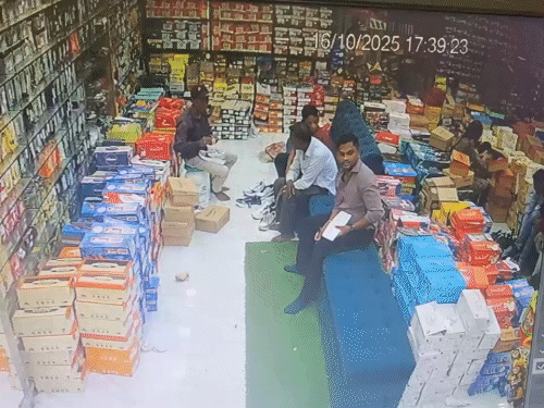 सोफे पर बैठ श्रम विभाग के अधिकारी हैं।