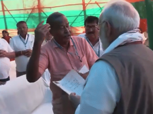 कर्पूरी ग्राम में अधिकारियों ने प्रधानमंत्री को ग्राम को लेकर जानकारी दी।