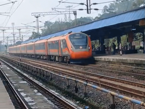 ​​​​​​​रांची होकर कल चलेंगी दो छठ स्पेशल ट्रेन:  दुर्ग-पटना स्पेशल ट्रेन दोपहर 12.35 बजे पहुंचेगी रांची, 4 अन्य ट्रेनों में अतिरिक्त कोच लगा‎ – Ranchi News