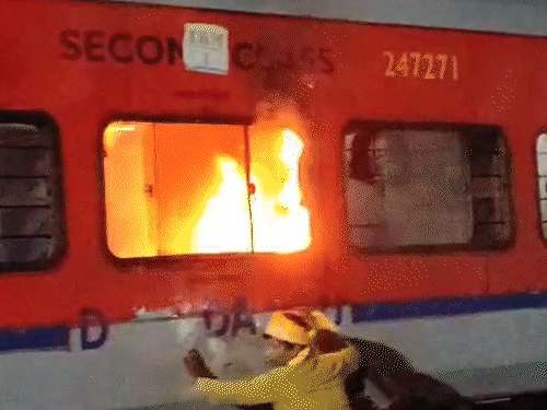 आग लगने के बाद यात्रियों में अफरातफरी मच गई।