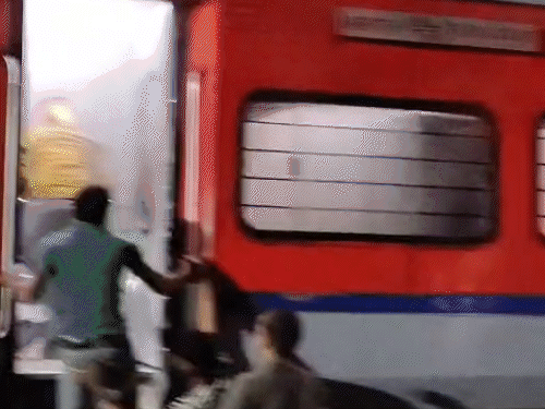 मोबाइल चार्जिंग सॉकेट में ब्लास्ट होने से ट्रेन में लगी आग।