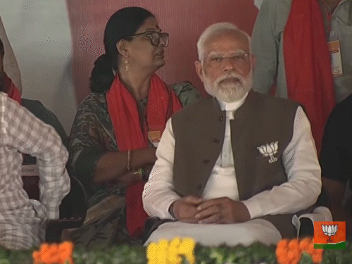 बेगूसराय में PM के मंच पर लाइट नहीं थी। अंधेरे में बैठे प्रधानमंत्री।