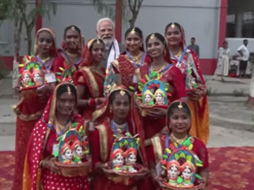 PM मोदी ने कलाकारों से मुलाकात की। उनके साथ फोटो भी खिंचवाई।