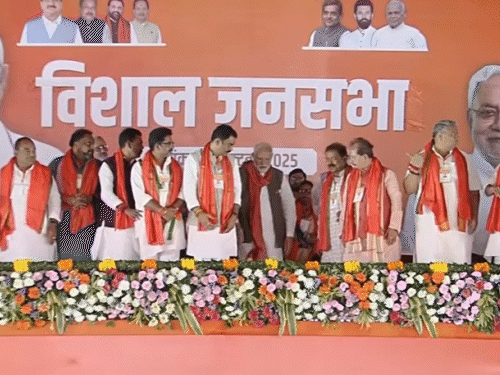 बेगूसराय में PM ने सभी कैंडिडेट्स को खड़ा करवाया बीच में अपने लिए जगह बनवाकर हाथ पकड़कर एकजुटता दिखाई।