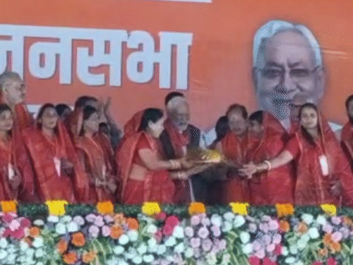 बेगूसराय में PM ने छठ व्रतियों को सूप बांटे।