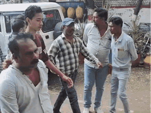 आरोपी को महिला के परिजन पीटते हुए थाने लेकर पहुंचे और पुलिस को सौंप दिया।