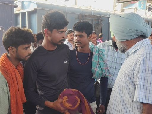 कैंट विधायक परगट सिंह को अपनी समस्या बताते बिहार जाने वाले यात्री।