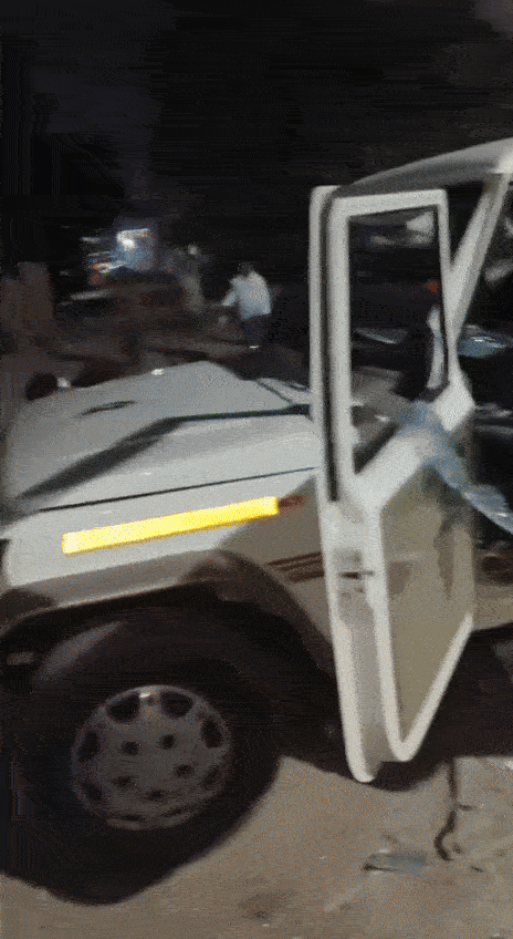 आरोपियों ने कार को भी नहीं बख्शा और उसे बुरी तरह से तोड़ दिया। उन्होंने लाठी-डंडों और अन्य हथियारों से कार पर हमला कर उसे क्षतिग्रस्त कर दिया,