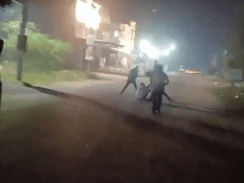 आरोपियों ने युवकों को लाठी-डंडों से दौड़ा-दौड़ा कर पीटा। पीड़ितों को गंभीर चोटें आईं और वे जान बचाने के लिए इधर-उधर भागते रहे।