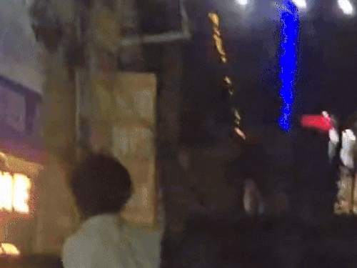 गुरुग्राम में चलती थार गाड़ी की खिड़की खोलकर पेशाब करता आरोपी युवक।