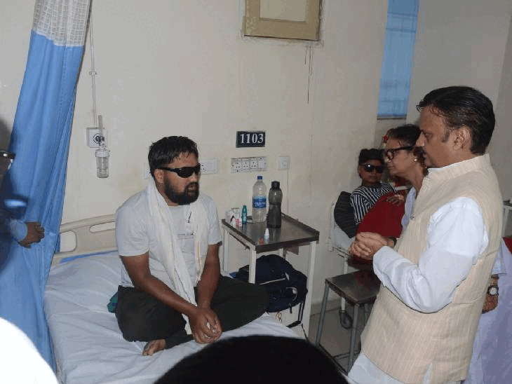 हमीदिया अस्पताल में भर्ती मरीजों को देखते डिप्टी सीएम राजेंद्र शुक्ल।