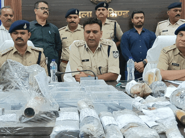 एसपी असित यादव ने प्रेसवार्ता में अवैध हथियार फैक्ट्री पर कार्रवाई की जानकारी दी। - Dainik Bhaskar