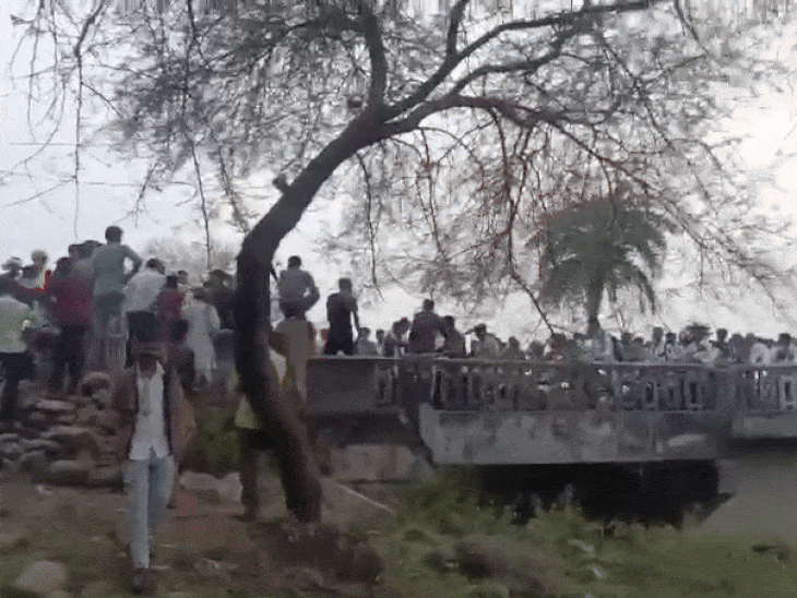 मेले में शामिल होने जा रहे हजारों लोग गुरुवार को यही जर्जर पुल पार करते हुए पहुंच गए।