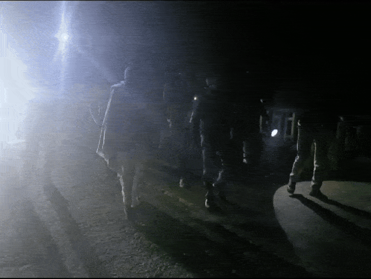 पुल पर बेरिकेडिंग कर वाहनों की आवाजाही रोक दी गई।