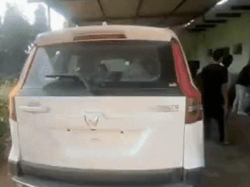 शराब कारोबारी ने पूर्व सरपंच के घर पर हमले के वक्त का यह वीडियो सोशल मीडियो पर डाला है। इसमें लाठी डंडों से लेस युवक दिखाई दे रहे है। - Dainik Bhaskar