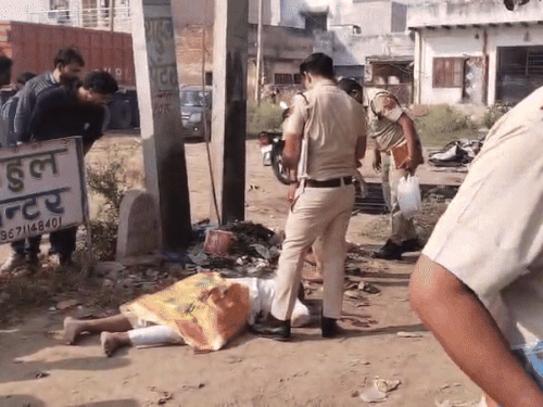 बदमाश स्कॉर्पियाे से आए थे और पिता-पुत्र पर ताबड़तोड़ गाेलियां चलाई। वारदात के बाद जांच करती पुलिस टीम। - Dainik Bhaskar