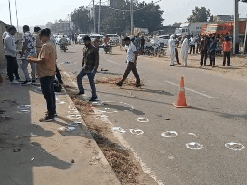 बदमाशों ने पिता-पुत्र पर करीब 10 से 15 राउंड फायर किए।