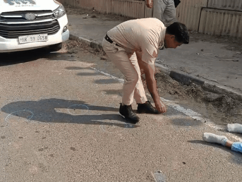 पिता-पुत्र बाइक पर आ रहे थे, इसी वक्त बदमाशों ने उन पर फायरिंग की।