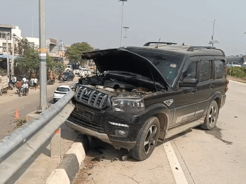 हमलावर इसी स्कॉर्पियो से आए थे। भागते वक्त स्कॉर्पियो रेलिंग से टकरा गई, जिसे बदमाश वहीं छोड़कर एक युवक की बाइक छीनकर उससे फरार हो गए।