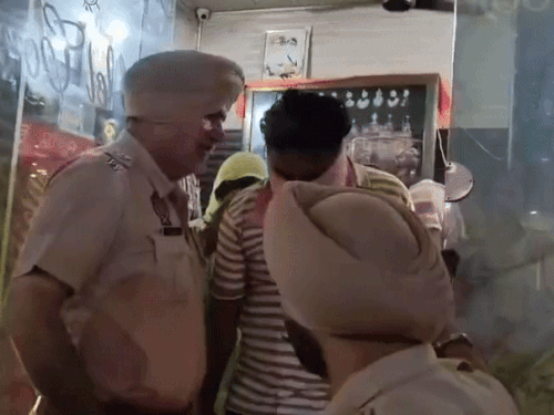 चार लड़कियों और होटल मैनेजर को पकड़कर ले जाते हुए पुलिस