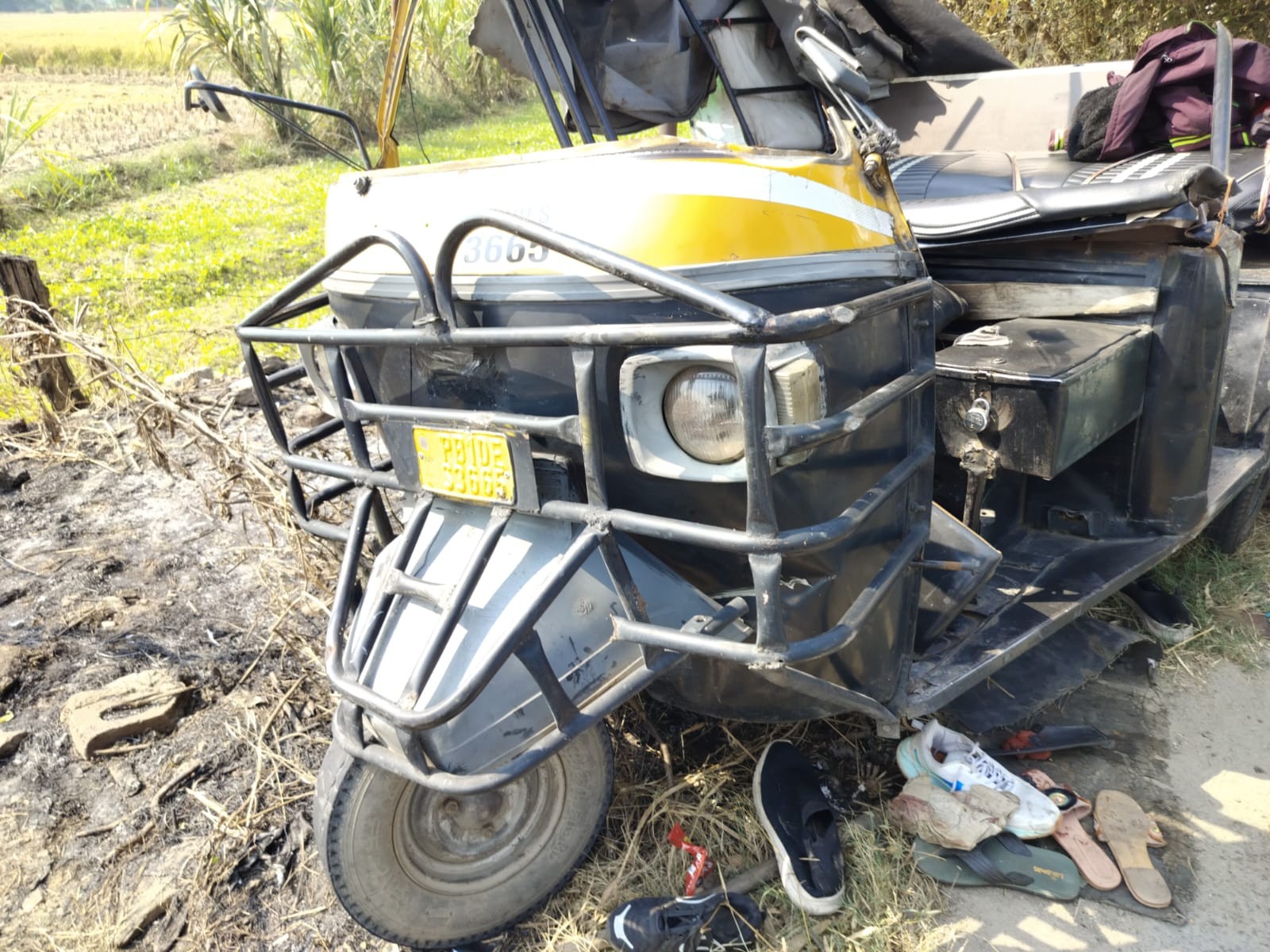 एक्सीडेंट में क्षतिग्रस्त आटो।