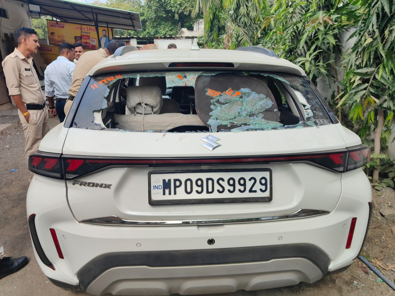 परिजनों ने आरोपी की कार को पत्थर मारकर क्षतिग्रस्त कर दिया।