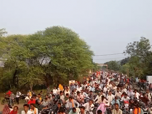 पुलिस बल मौके पर पहुंचा और समझाइश दी लेकिन लोग जोखिम लेकर पुल करते देखे गए।