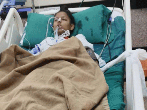 पहली तस्वीर- कांग्रेस नेता की बेटी सौम्या जो अस्पताल में भर्ती है। दूसरी तस्वीर- कांग्रेस नेता की पत्नी श्वेता और बेटी सौम्या। - Dainik Bhaskar