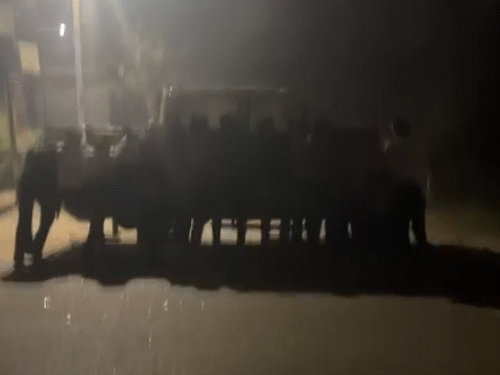 आरोपियों ने एक कैंपर गाड़ी को बुरी तरह क्षतिग्रस्त कर दिया। उन्होंने गाड़ी को धक्का देकर पलट दिया, जिससे गाड़ी पूरी तरह से बेकार हो गई।