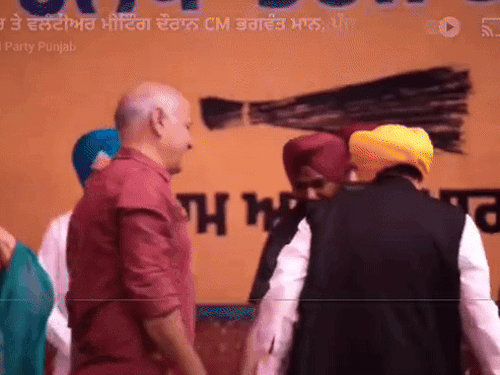 पंजाब CM बोले-बाजवा ने रावी पार से गोल्ड बिस्किट मंगवाए:  2-2 करोड़ की गाड़ियां ले रहे; बीबी मजीठे वाली मुझसे पहाड़ मांगती रहती – tarn-taran News