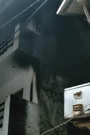 आसपास के मकान भी काले पड़ गए। रात 10 बजे भी घर से धुआं उठ रहा था।