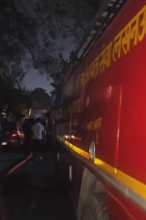 मौके पर फायर ब्रिगेड की गाड़ियां पहुंच गईं। हालांकि, रास्ता संकरा होने की वजह से 700 मीटर पहले रोकी गईं।