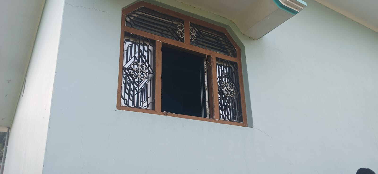 आजमगढ़ के बरदह में इसी खिड़की के सहारे घर में घुसे चोर।