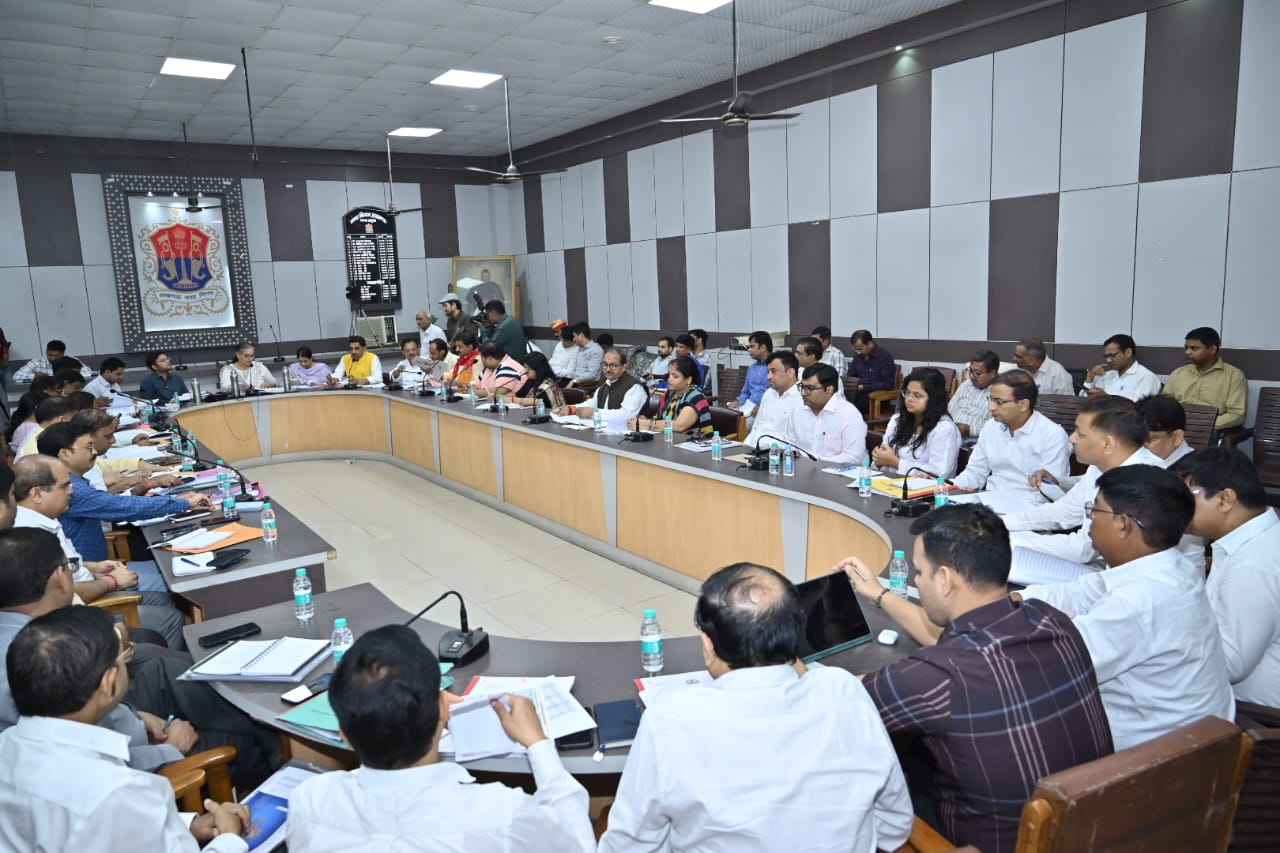 बैठक को मेयर ने लीड किया। इस दौरान अधिकारी के तौर पर नगर आयुक्त गौरव कुमार भी मौजूद रहे।