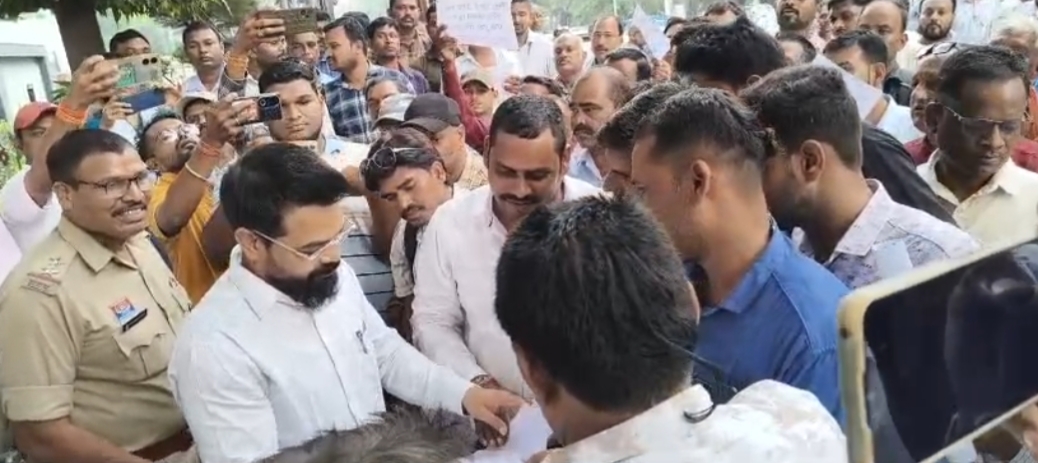 रैली निकाल कर कलेक्ट्रेट पहुंचे कर्मचारी।