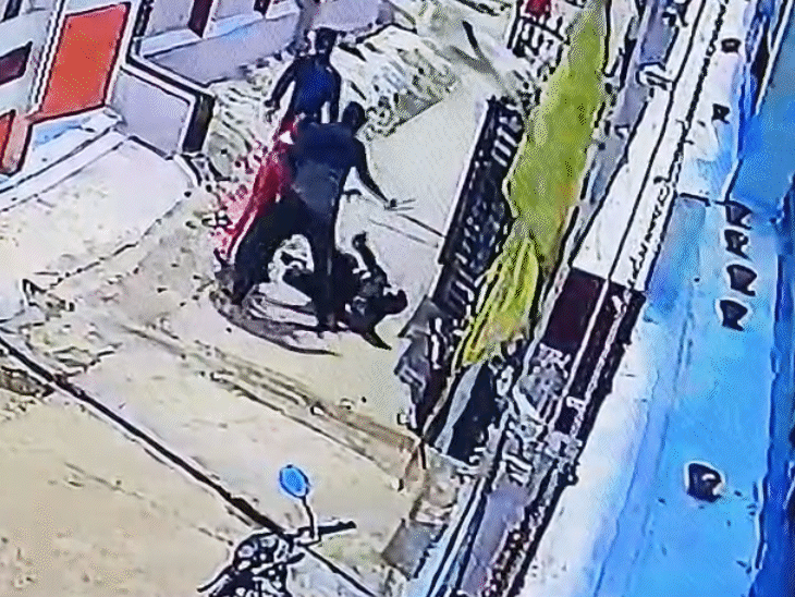 पास ही मौजूद लोग वहां पहुंचे, लेकिन आरोपी भाई को चाकू मारते रहा।