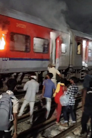 आग लगने के बाद बोगी से यात्री कूदकर इधर-उधर भागे।