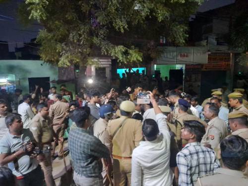 घटना की सूचना मिलते ही लोगों की भीड़ लग गई।