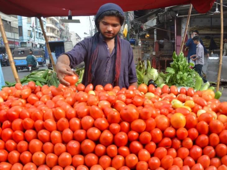 जुलाई 2023 में पाकिस्तान में आटा की कीमत 320 रुपए किलो तक पहुंच गई थी। - Dainik Bhaskar