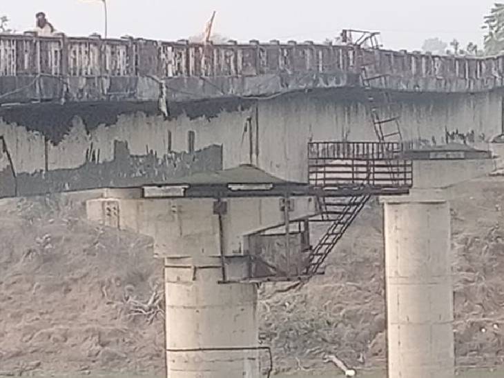 9 महीने पहले पुल के पिलर में क्रेक आने से धंस गया था।