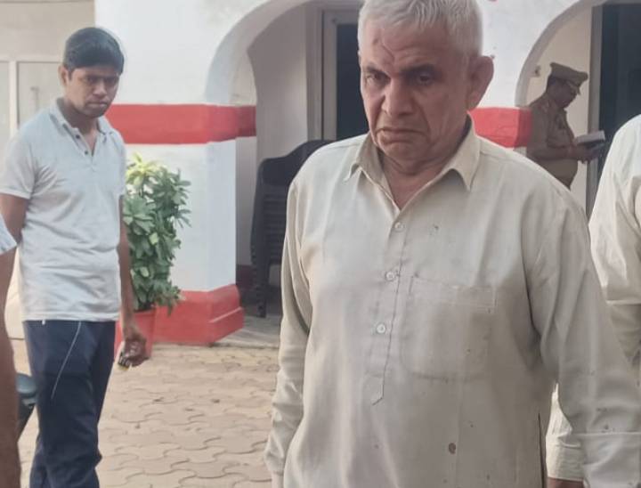 ये बेटे और बहू को गोली मारने वाला आरोपी ब्रजवीर है, जिसे पुलिस ने हिरासत में ले लिया है।