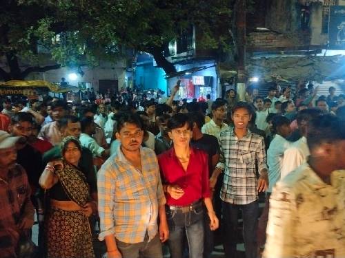 एक्सीडेंट के बाद बड़ी संख्या में लोग इकट्ठा हो गए और हंगामा शुरू कर दिया।