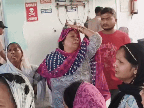 अस्पताल में हंगामा करते मृतका के परिजन।