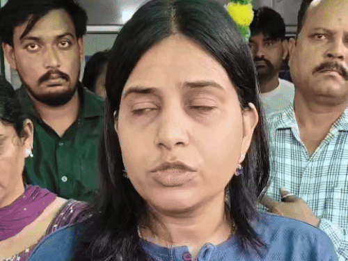 इशान अस्पताल से डॉ. शैली गोयल जानकारी देते हुए।