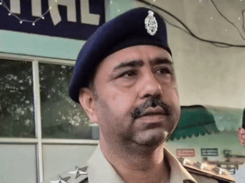 डीएसपी राजीव मिगलानी जानकारी देते हुए।