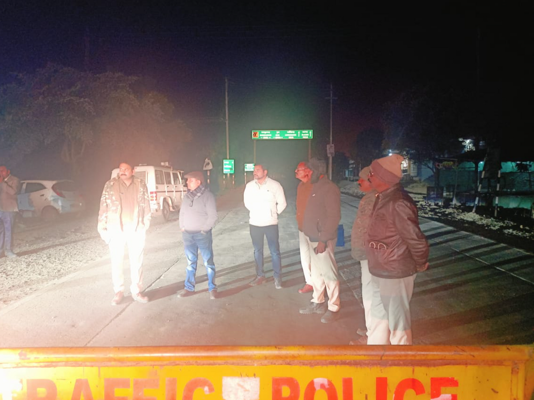 पुल के दोनों ओर बेरिकेडिंग कर भारी वाहनों की आवाजाही रोक दी गई थी।