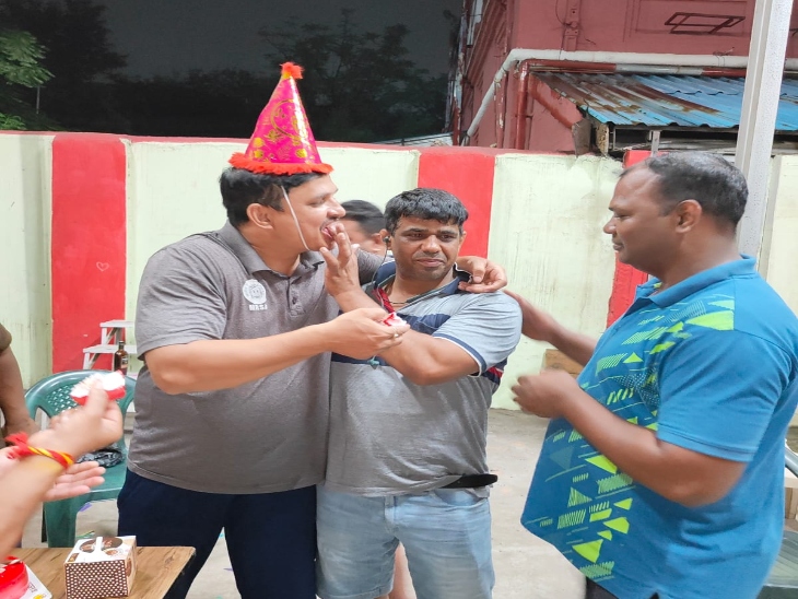 रेलवे जोन के स्पोर्ट्स सेल प्रभारी श्रीकांत पहाड़ी ने अपना और साथी कोच देवेंद्र यादव का मनाया जन्मदिन।